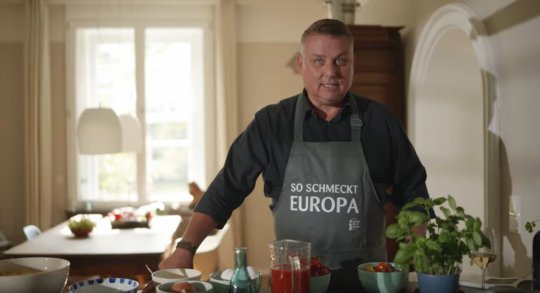 Peter zieht die Schürze an!
